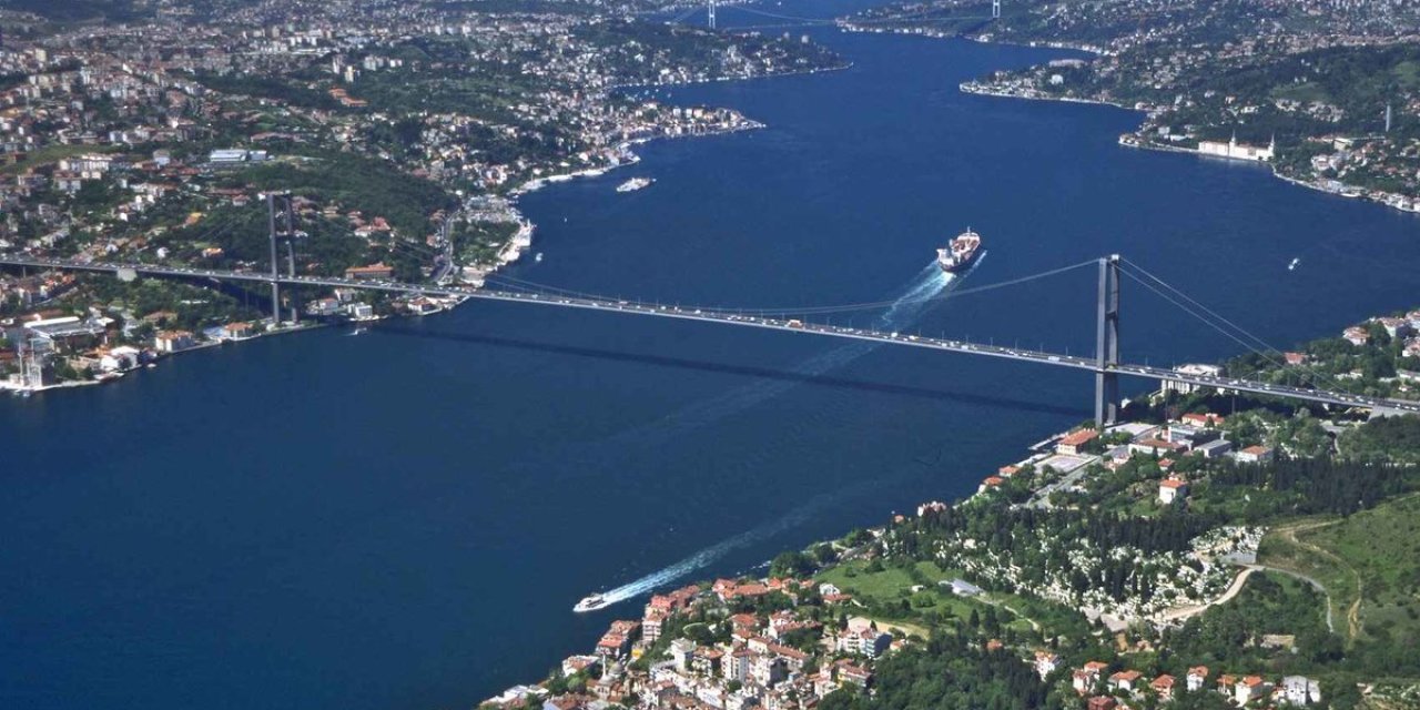 İstanbul'da gemi trafiği durduruldu