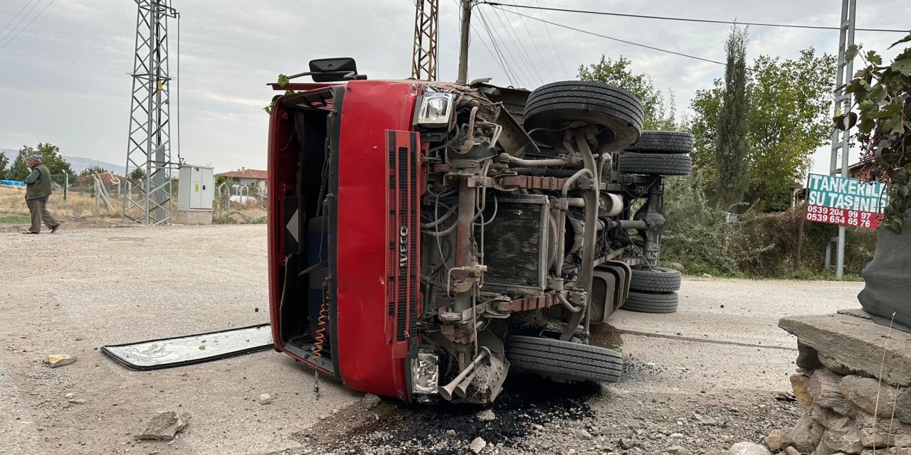 Freni boşalan kamyon devrildi