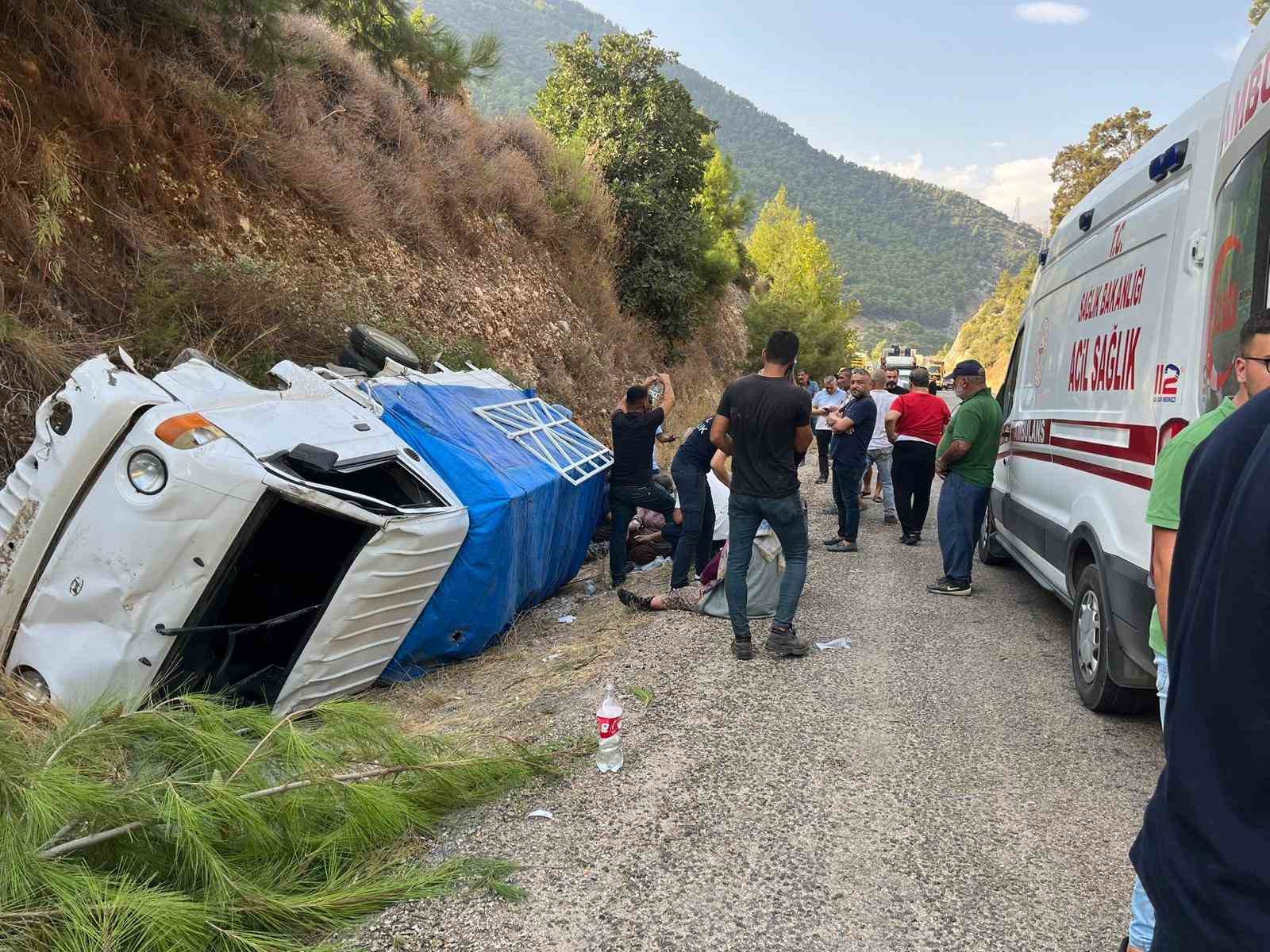 Yoldan çıkan kamyonet devrildi: 1’i ağır 8 yaralı