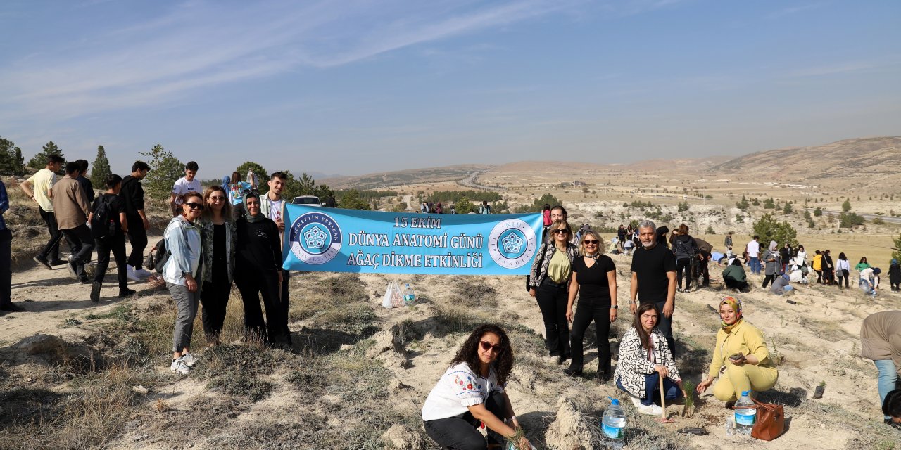 NEÜ'lü öğrenciler Dünya Anatomi gününü fidan dikerek kutladı