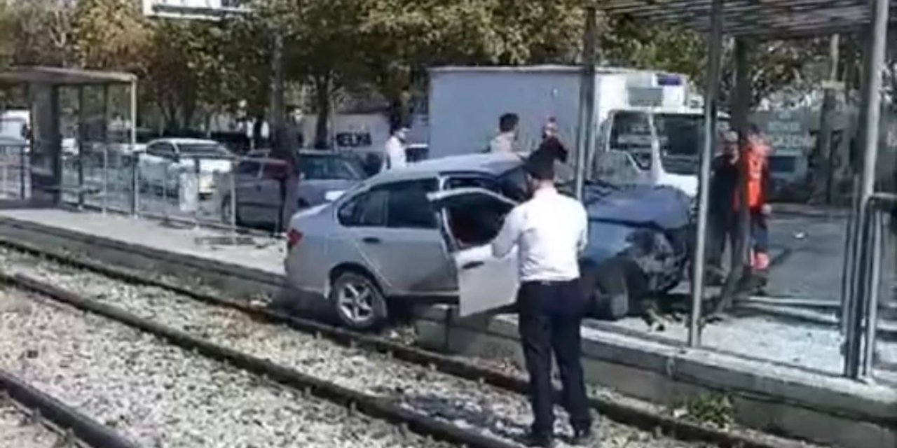 Konya'da araç tramvay durağına daldı! Faciadan dönüldü