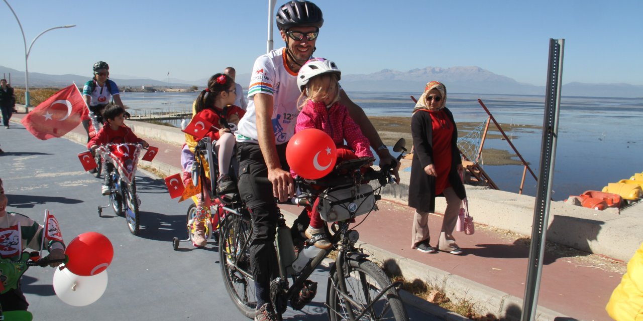 Konya'nın çocukları Cumhuriyetin 101. yılı için pedal çevirdi