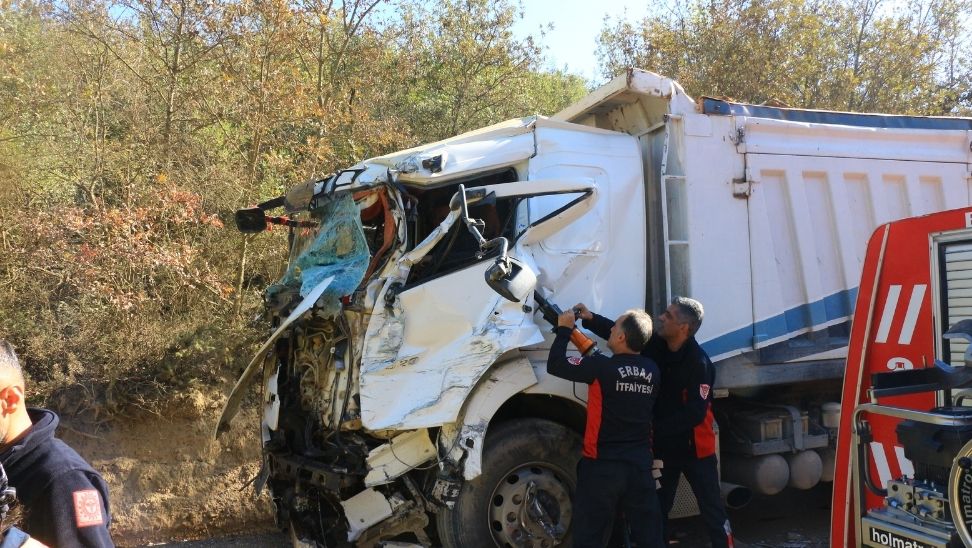 Korkutan kaza: TIR'ların arasında kalan şahsı itfaiye  itfaiye kurtardı