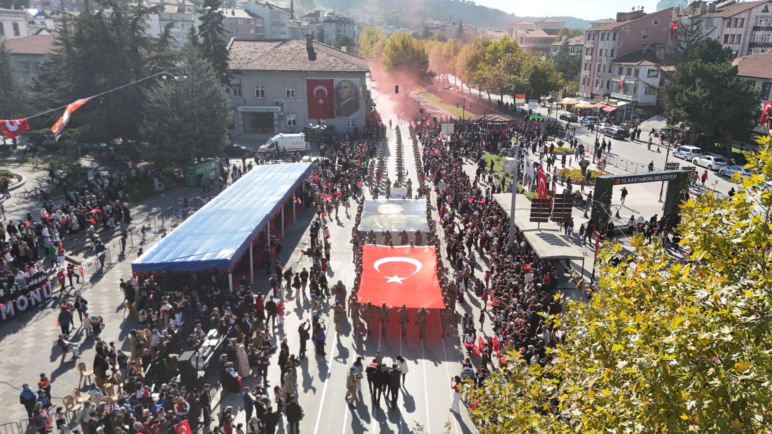 Komandolardan anlamlı TUSAŞ pankartı