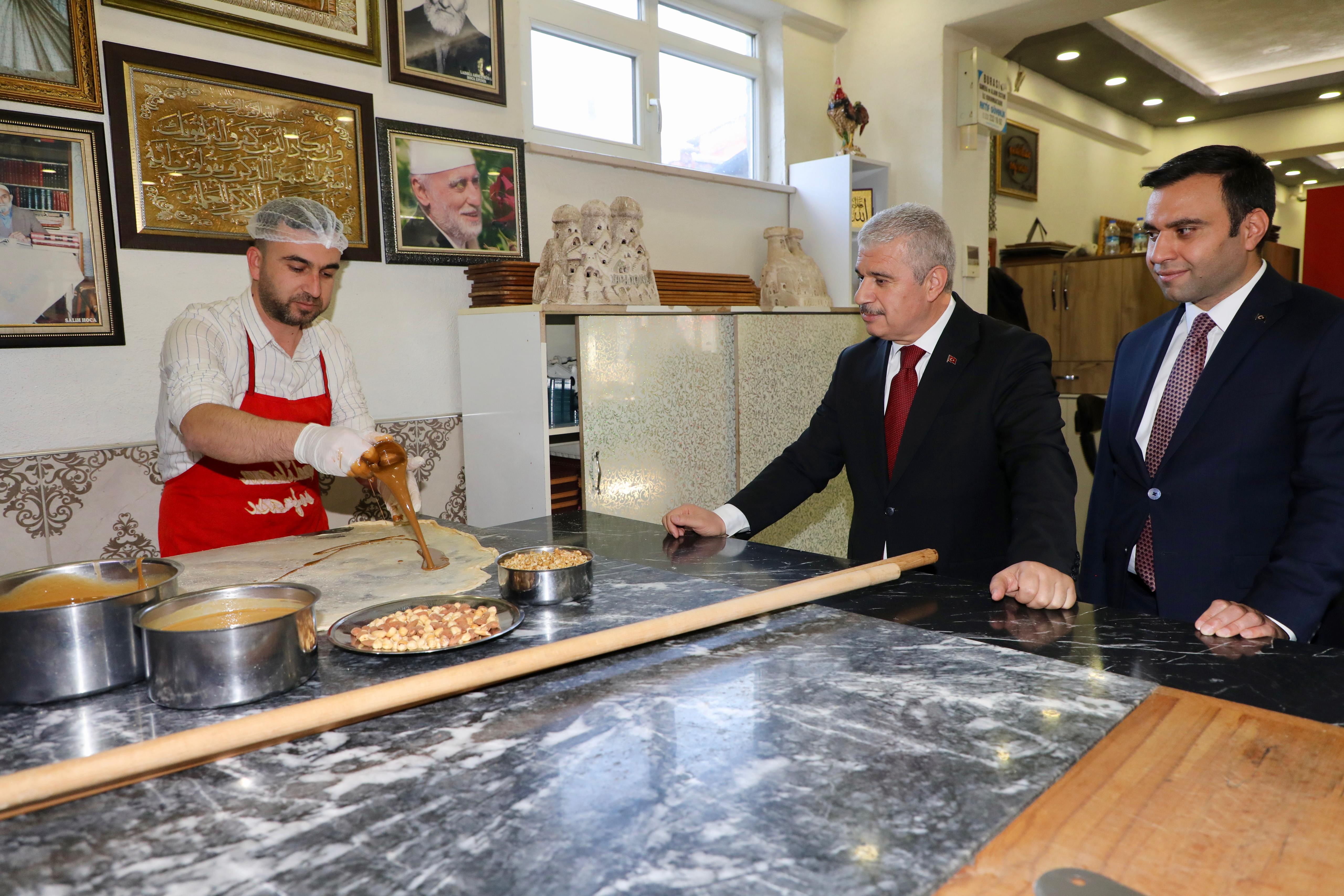 Konya Valisi Akın, şehrin lezzeti için fırının başına geçti. Kadınhanı'nda tarihi gezi