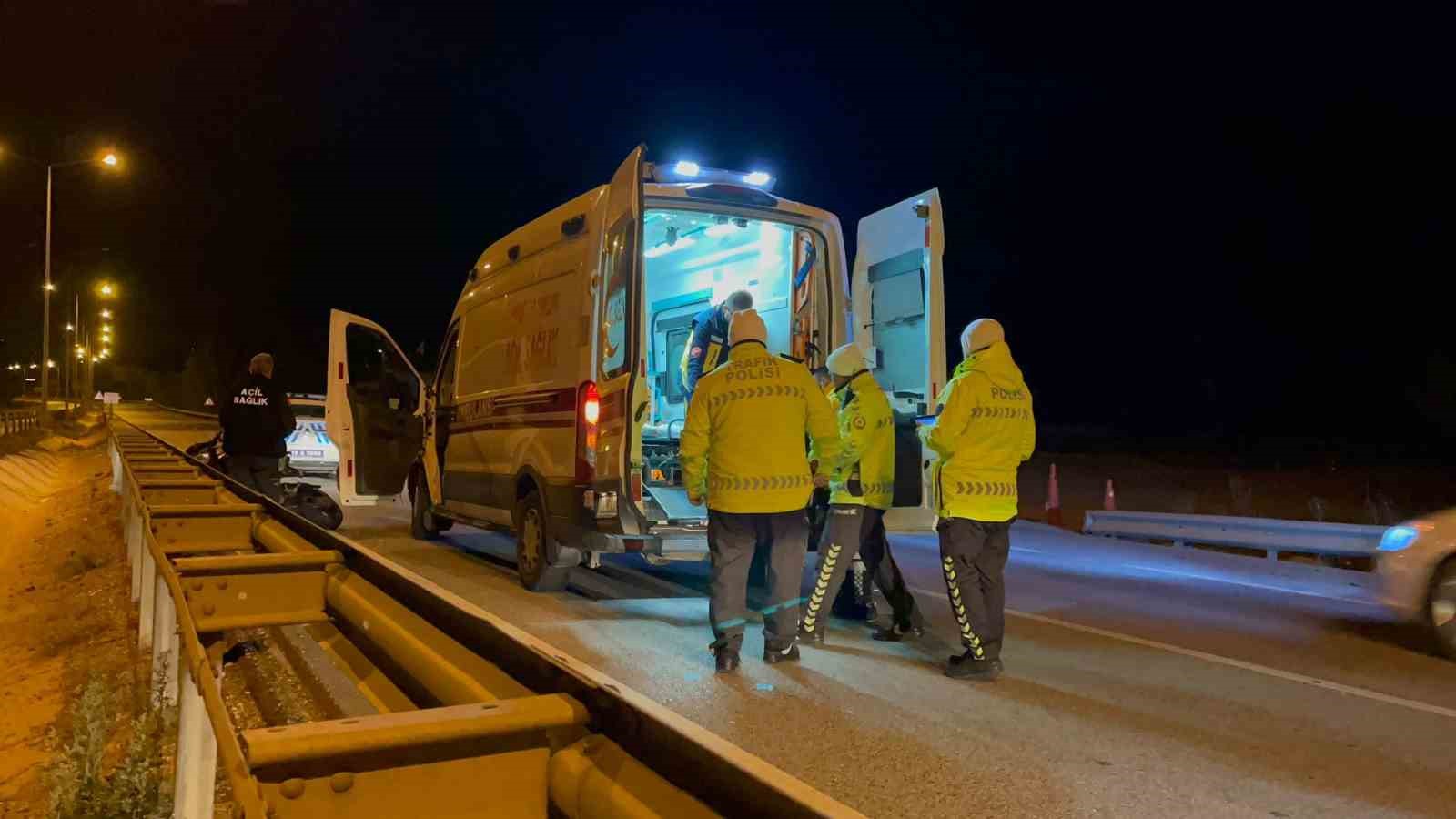 Kontrolden çıkan motosiklet bariyerlere çarptı, sürücü ölümden döndü