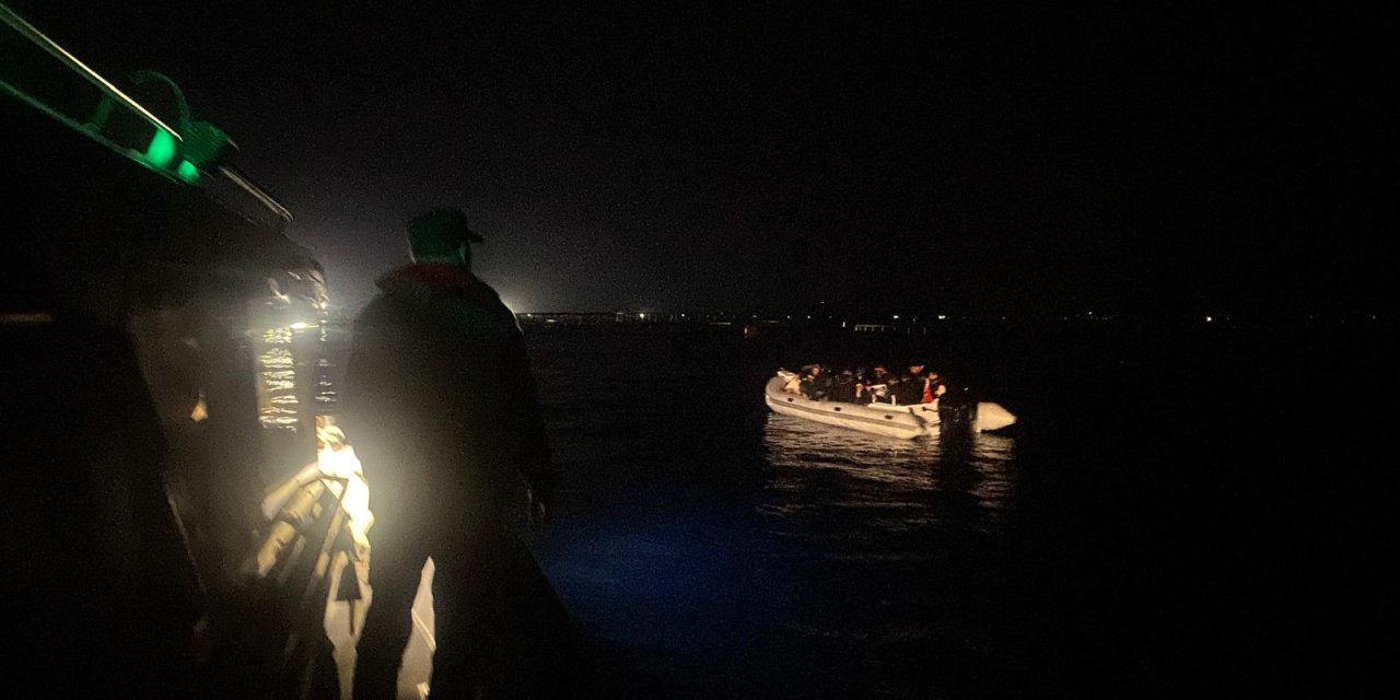 Akdeniz'de 22 düzensiz göçmen lastik botta yakalandı