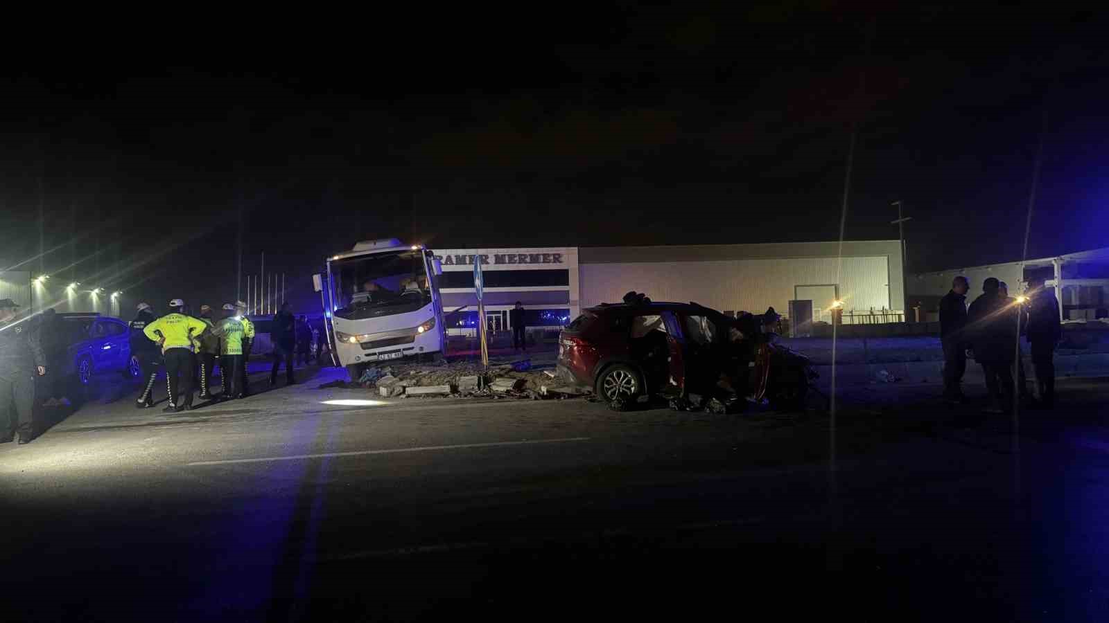 Konya'da polisleri taşıyan minibüs kaza yaptı. Ölü ve yaralılar var