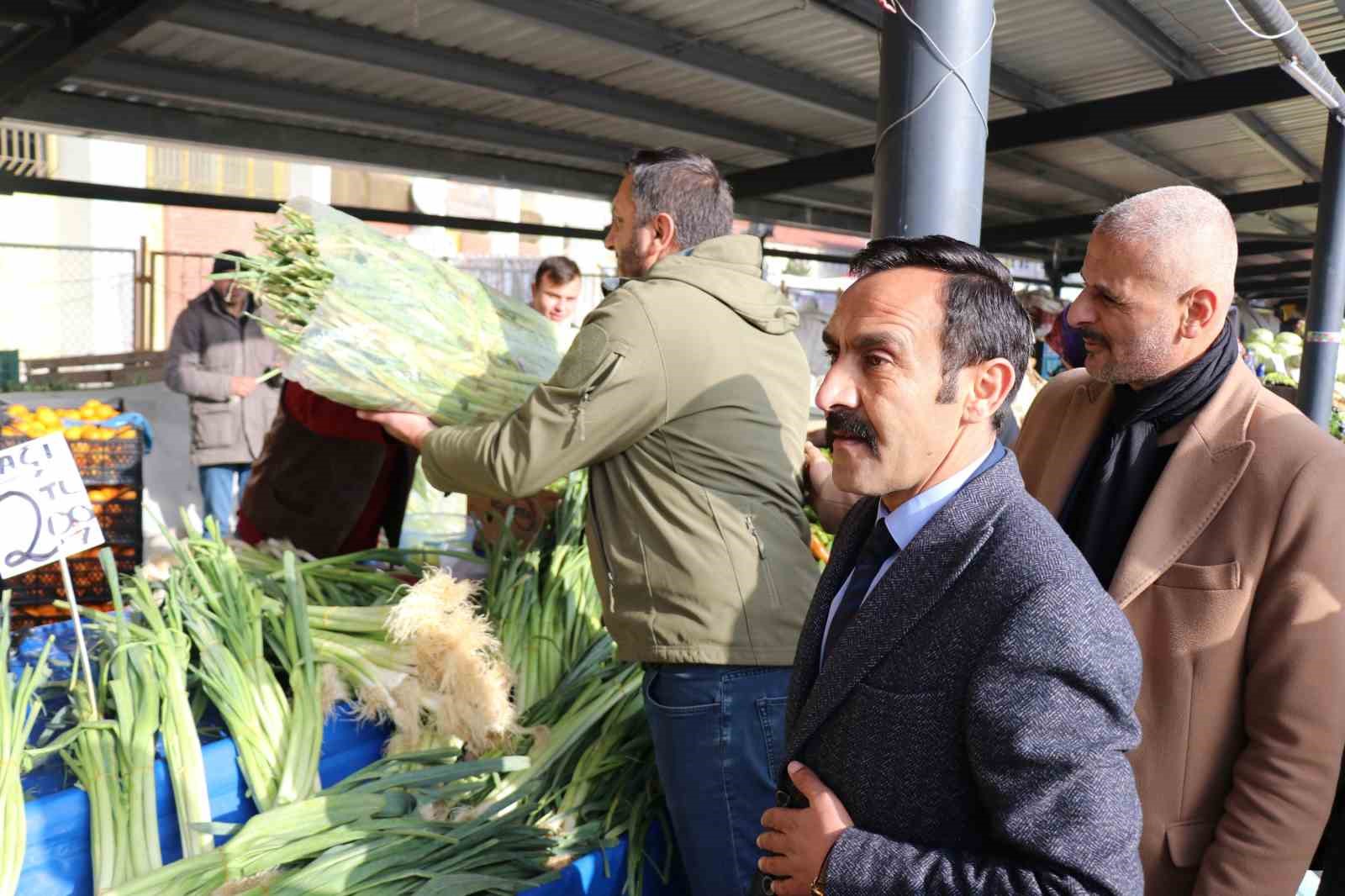 Tezgahını devreden esnaftan belediye bağış adı altında para aldı