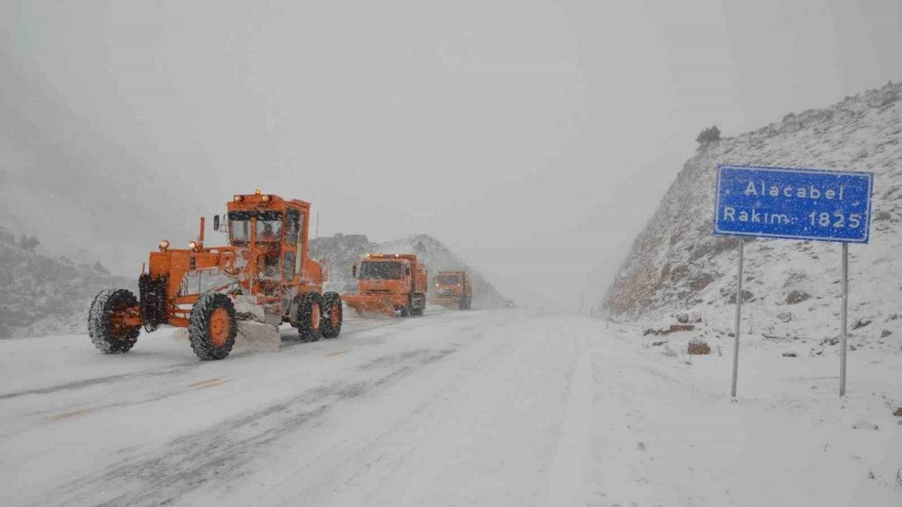 Konyalı sürücülere zorluk yaşatan Alacabel beyaza büründü. Lapa lapa kar yağıyor