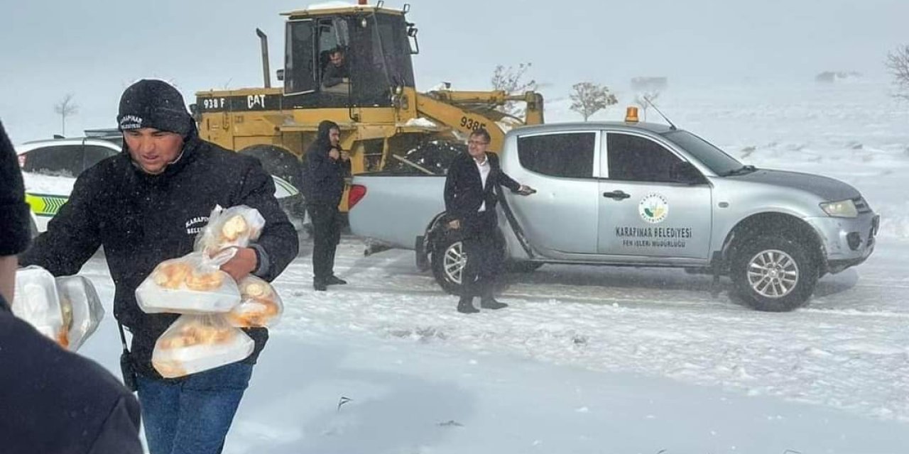 Konya'da düğün yemeği yolda kalan sürücülere nasip oldu. Kara kışta içleri ısıtan görüntüler