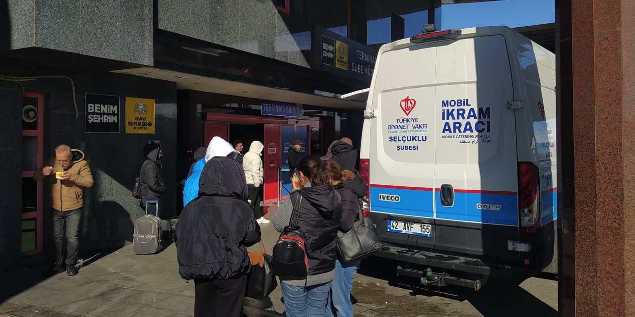 Konya'da gönüller ısınıyor. Yolda kalan vatandaşlara çorba ikram edildi