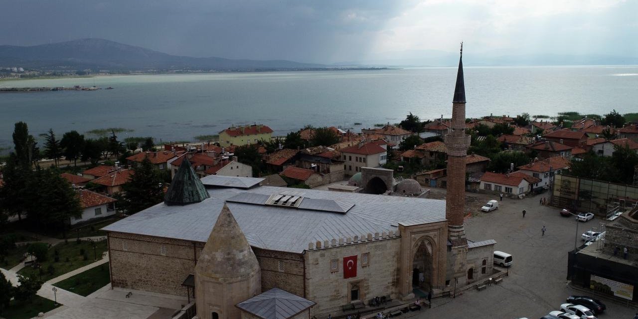 Konya'daki bu cami halkın geçtiği yola göre şekil aldı. Anadolu'nun en büyüğü...