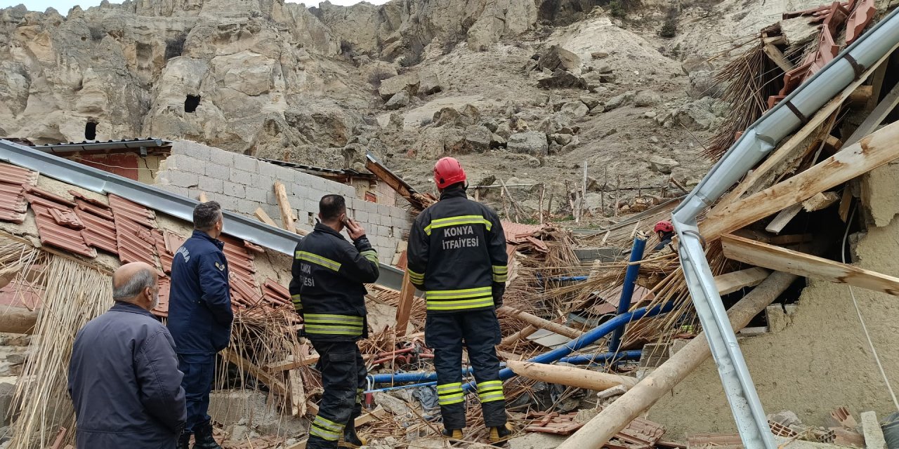 Konya'da dağdan kopan kayalar bu mahalleye düştü. Çok sayıda hayvan mahsur kaldı