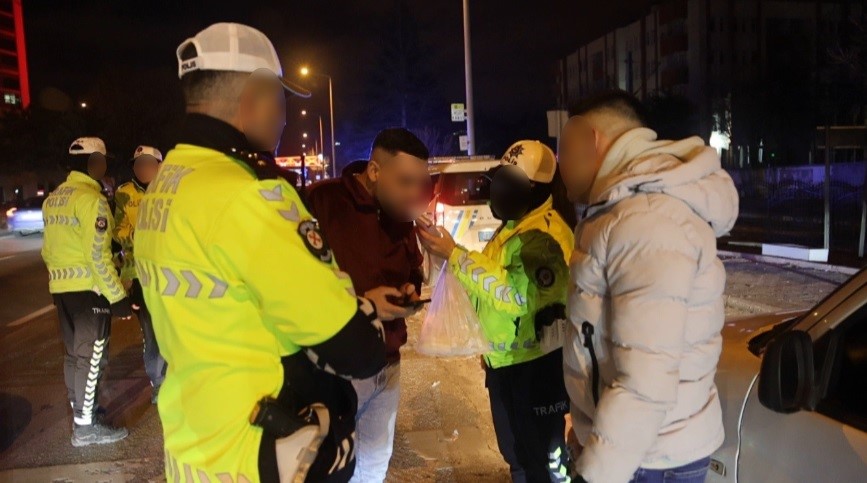 Konya’da ilginç anlar. Yer değiştirme taktiği boşa çıktı. Alkolü sürücü kaçamadı