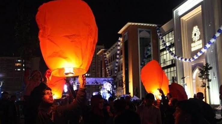 Konyalılar meydanlara indi. Ateşler yandı gökyüzüne balonlar salındı