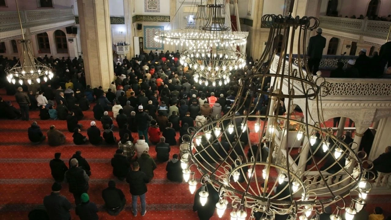 Konya'da eller semaya yükseldi. Regaip Kandili heyecanı tüm şehirde yaşandı