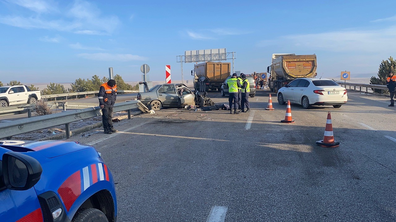 Konya yolunda facia. Otomobil tırla çarpıştı: 1 ölü, 1 yaralı