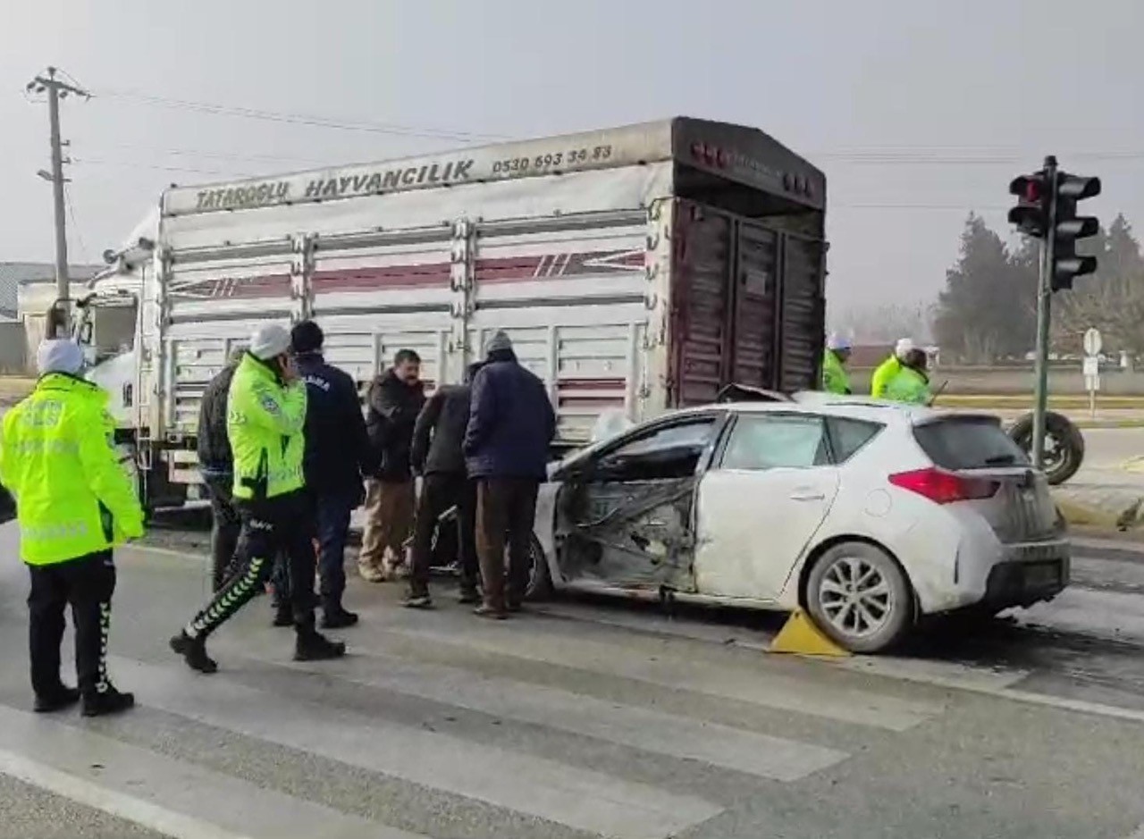 Konya'da otomobil kamyonete arkadan çarptı: 1 yaralı