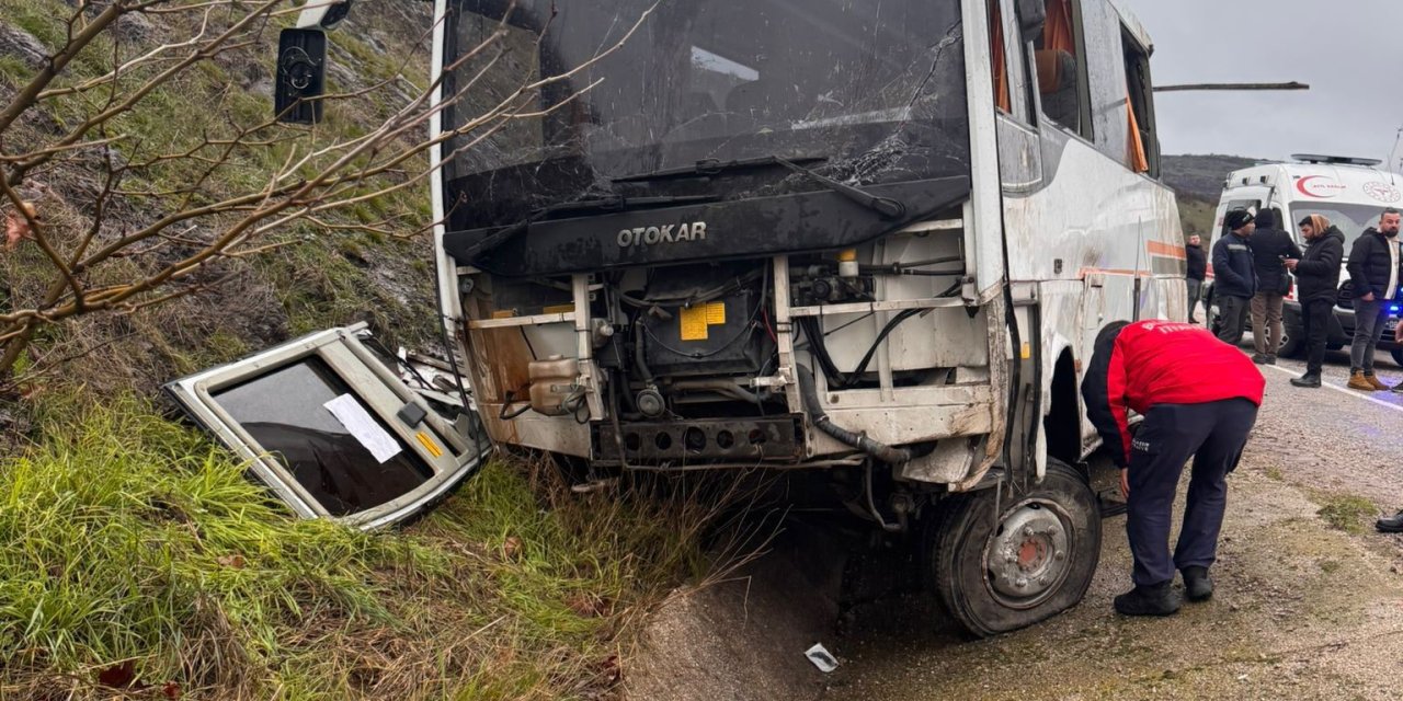 Servis aracı kazasında can pazarı: 4'ü ağır 26 yaralı