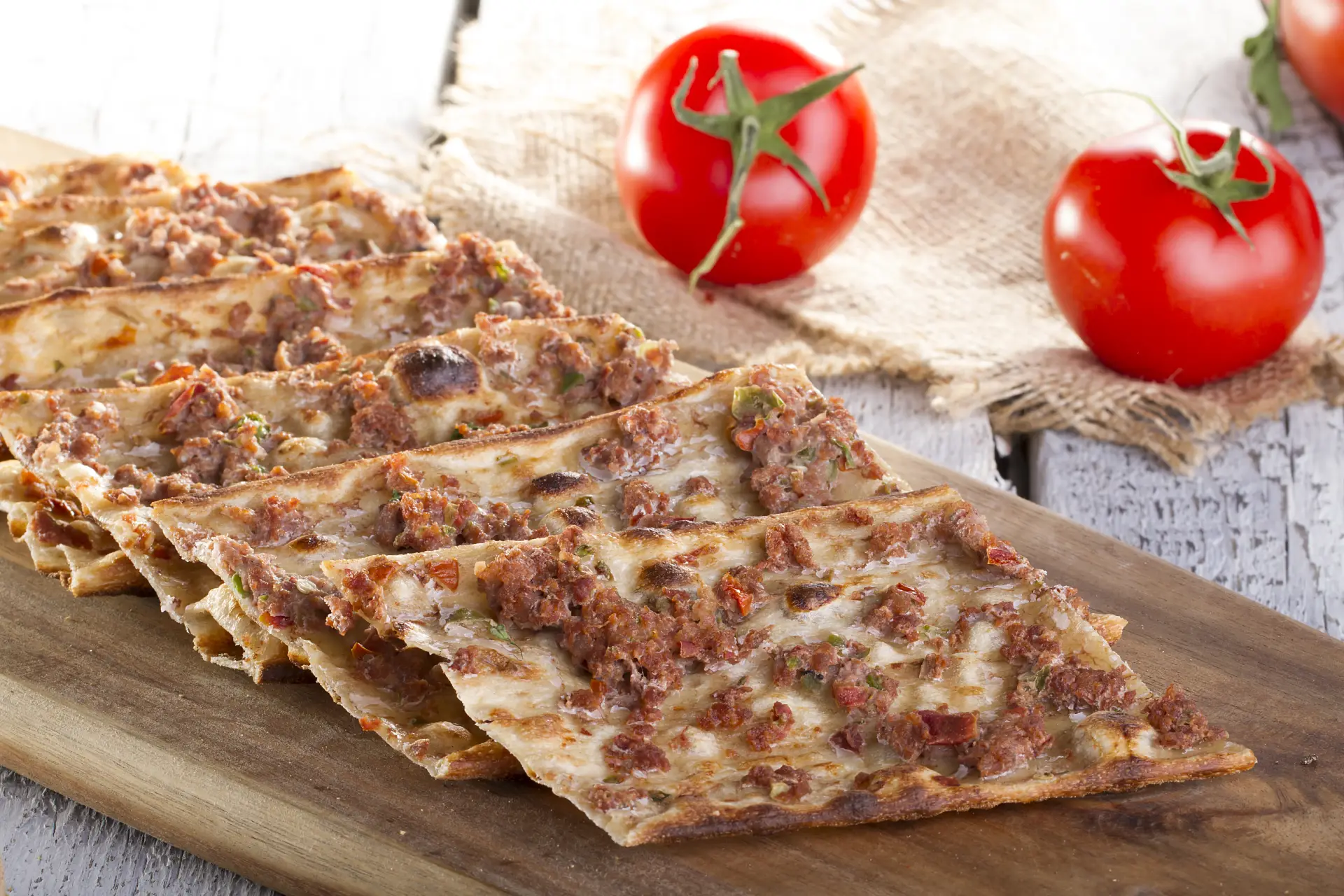 Konya'da bir porsiyon yemek fiyatına 10 adet etliekmek satılıyor. Lahmacun 30 TL