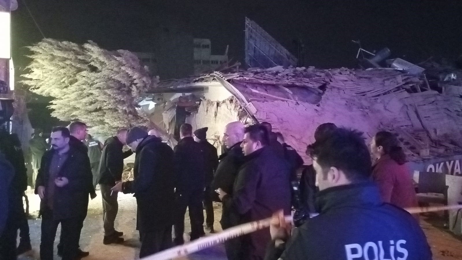Konya'da çöken binaya AFAD ekipleri ulaştı. Enkazda 5 kişi var iddiası