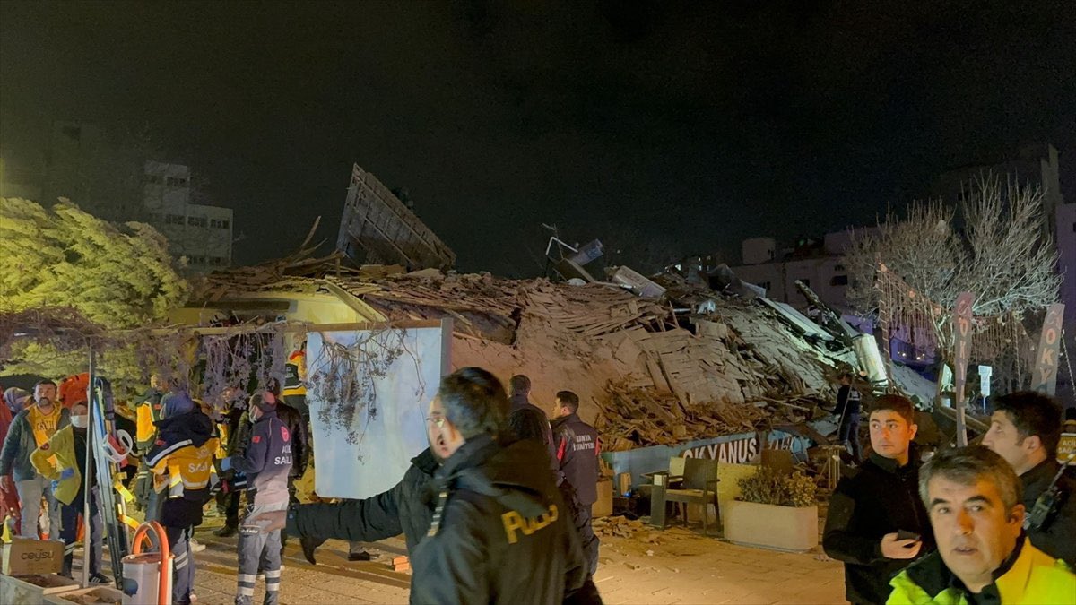 Konya'daki 4 katlı bina böyle çöktü. Valilik açıkladı: 5 kişi var