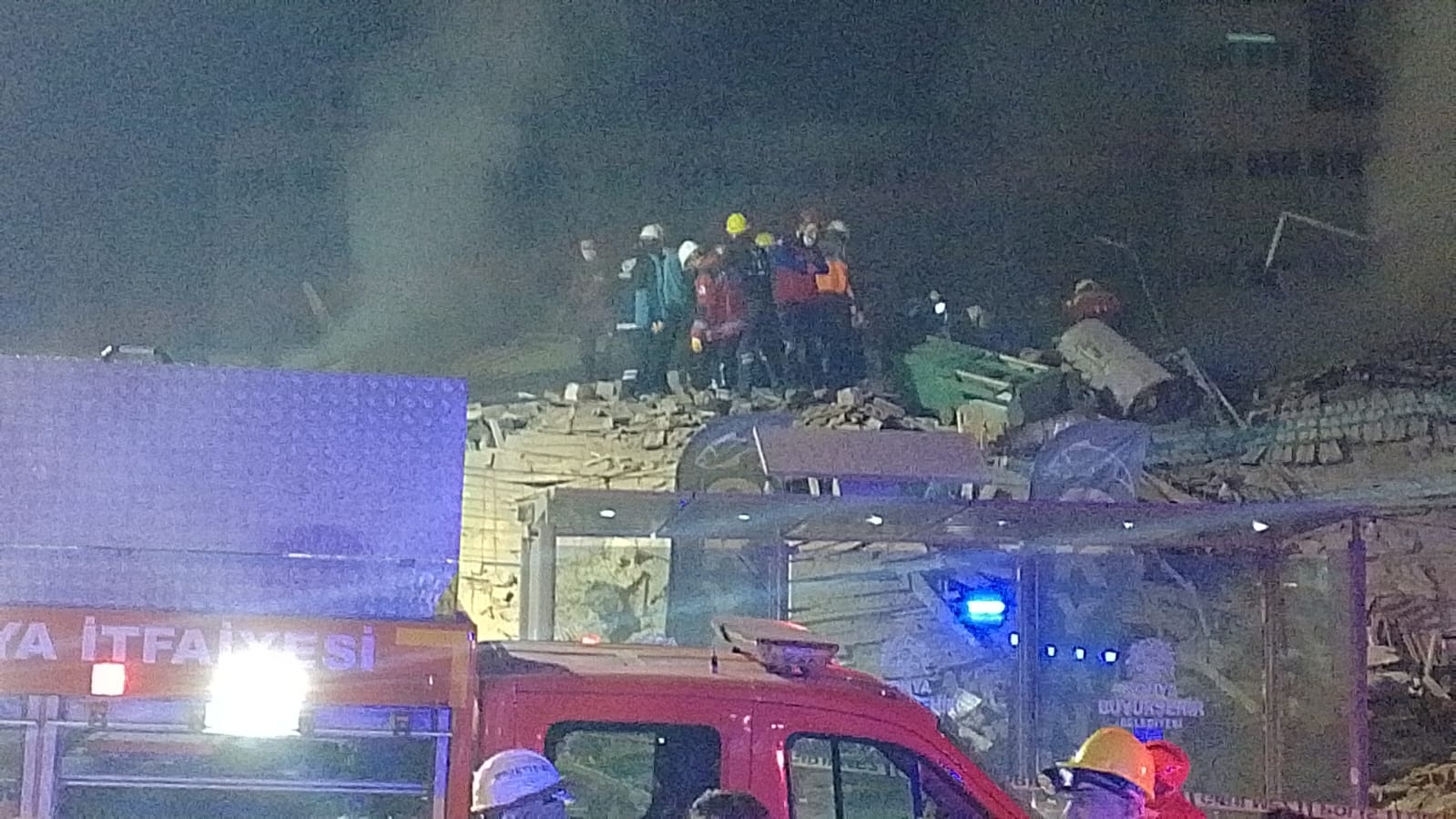 Konya'da çöken binadan dumanlar çıkıyor. Ekipler seferber oldu
