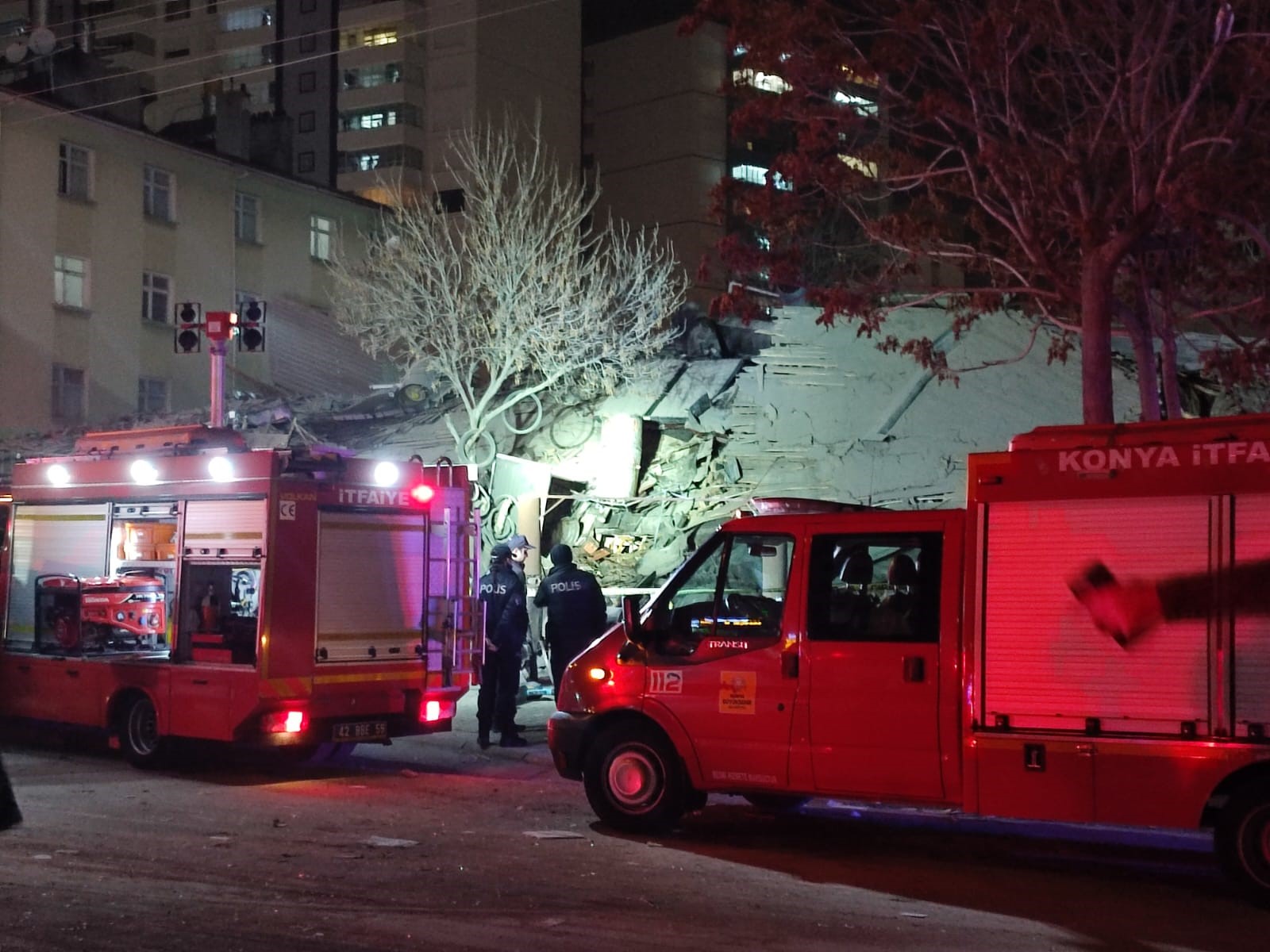 Konya'da mucize kurtuluş. 2 kişi sağ olarak kurtarıldı