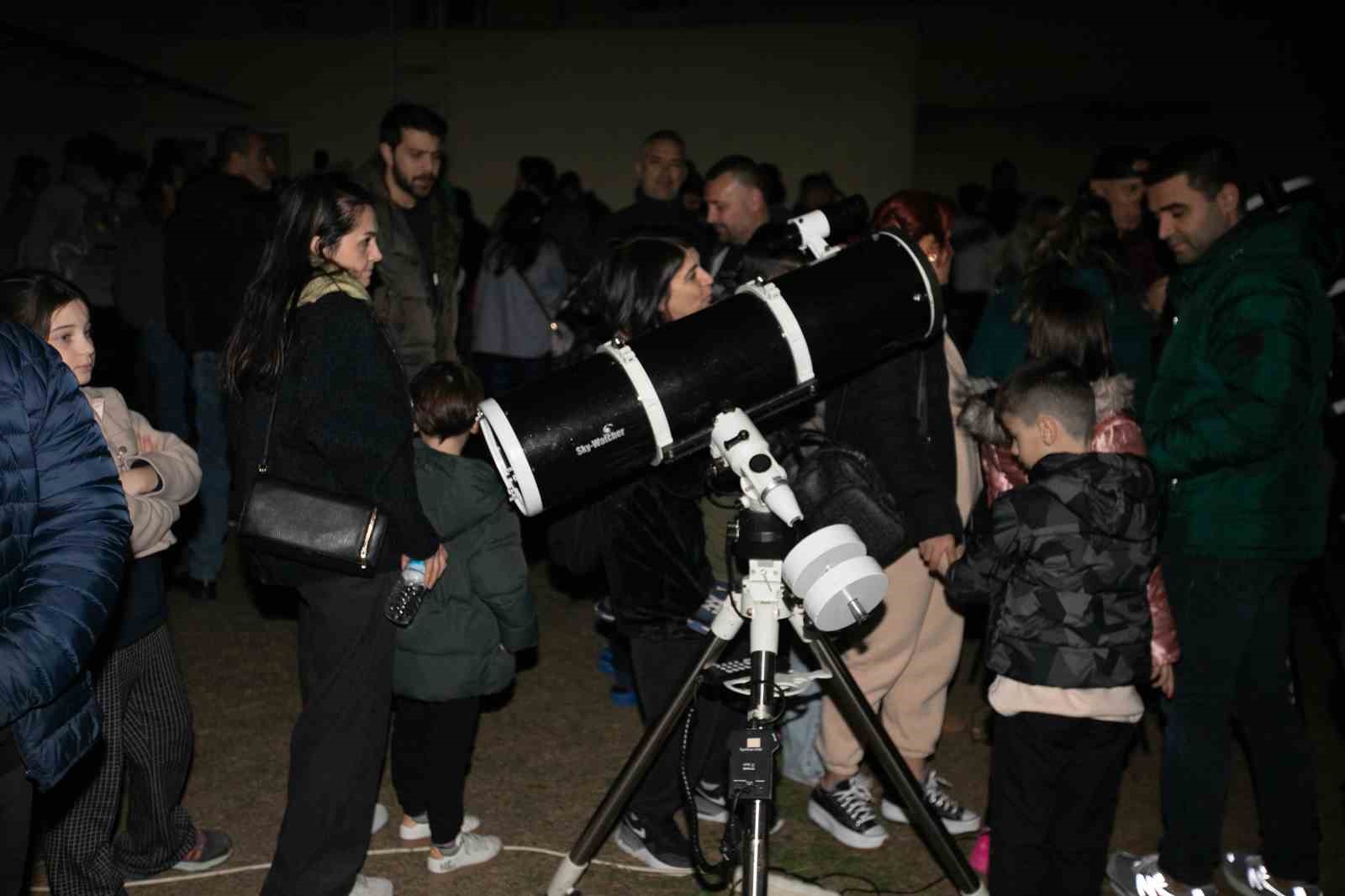 Vatandaşlar 6 gezegenin yan yana sıralanışını gözlemledi