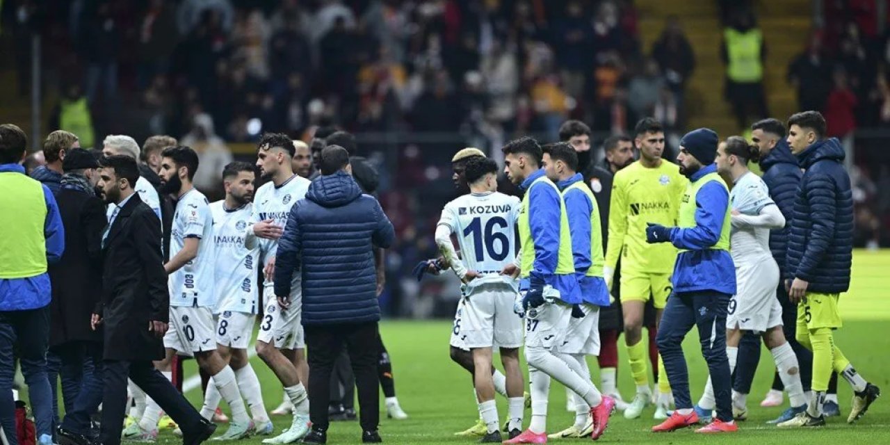 Adana Demirspor sahadan çekildi lig karıştı