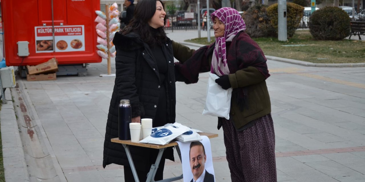 Konya'da yürekleri ısıtan ikram Anahtar Parti'den geldi. Yüzler gülümsedi