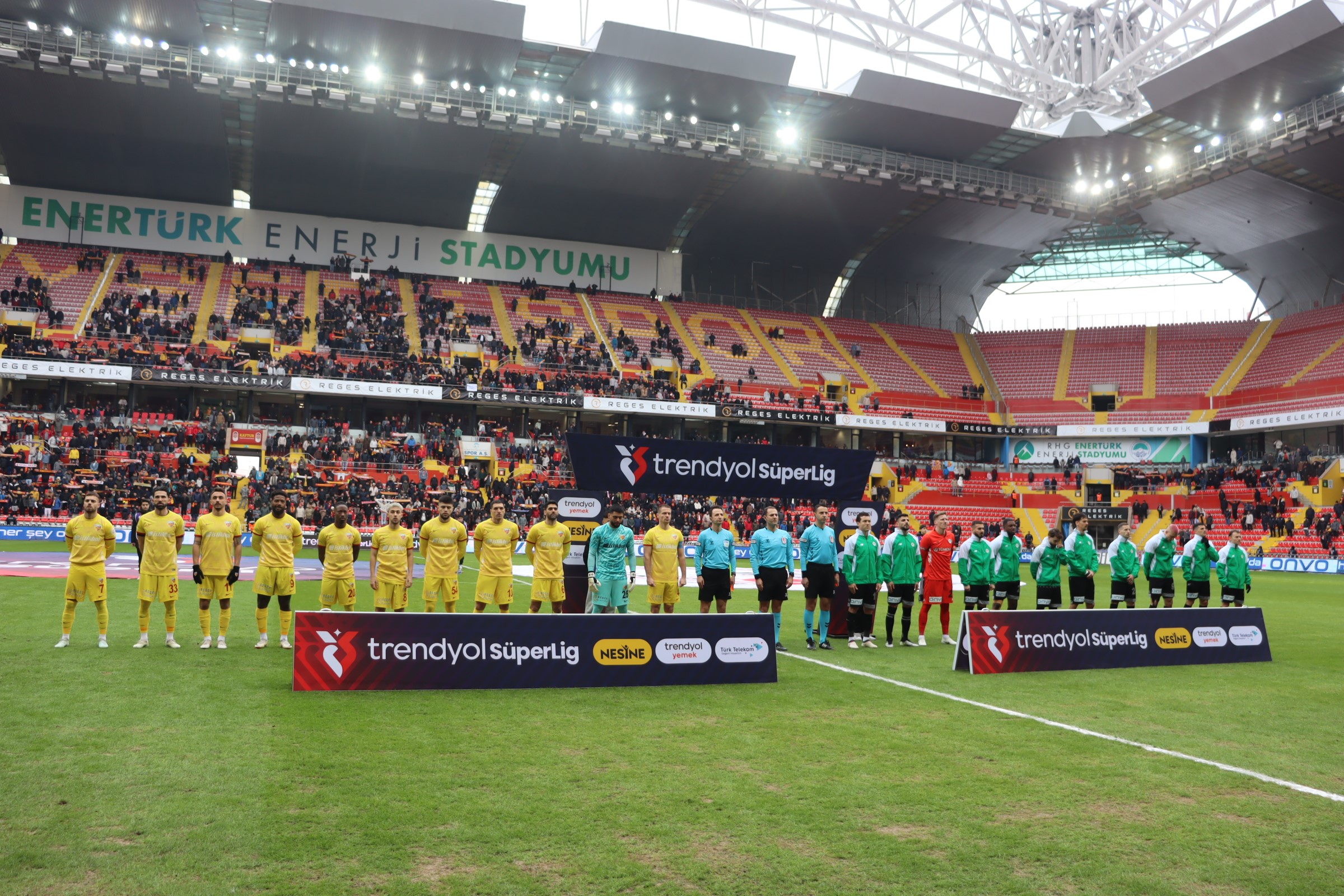 TFF ve MHK ikili oynamaya devam ediyor. Konyaspor hakkını aradı, PFDK cezayı kesti