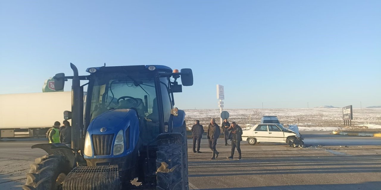 Konya'da korkutan trafik kazası: Traktör ile otomobil çarpıştı