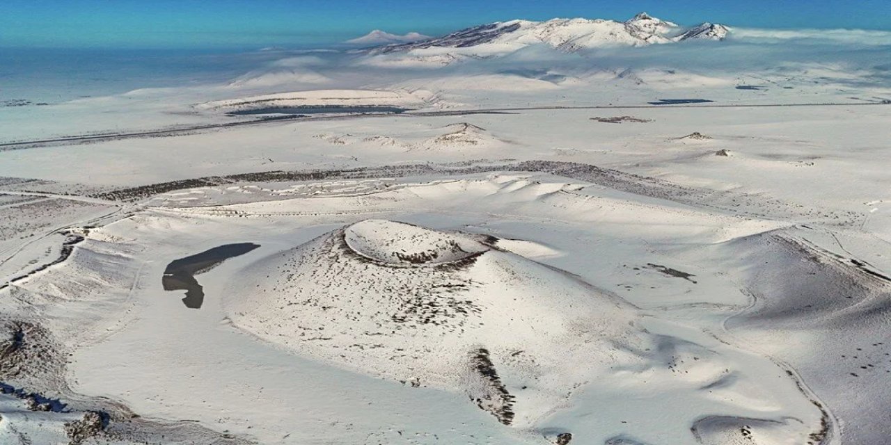 Konya'nın nazar boncuğu Meke Gölü'nde büyüleyici kar manzarası