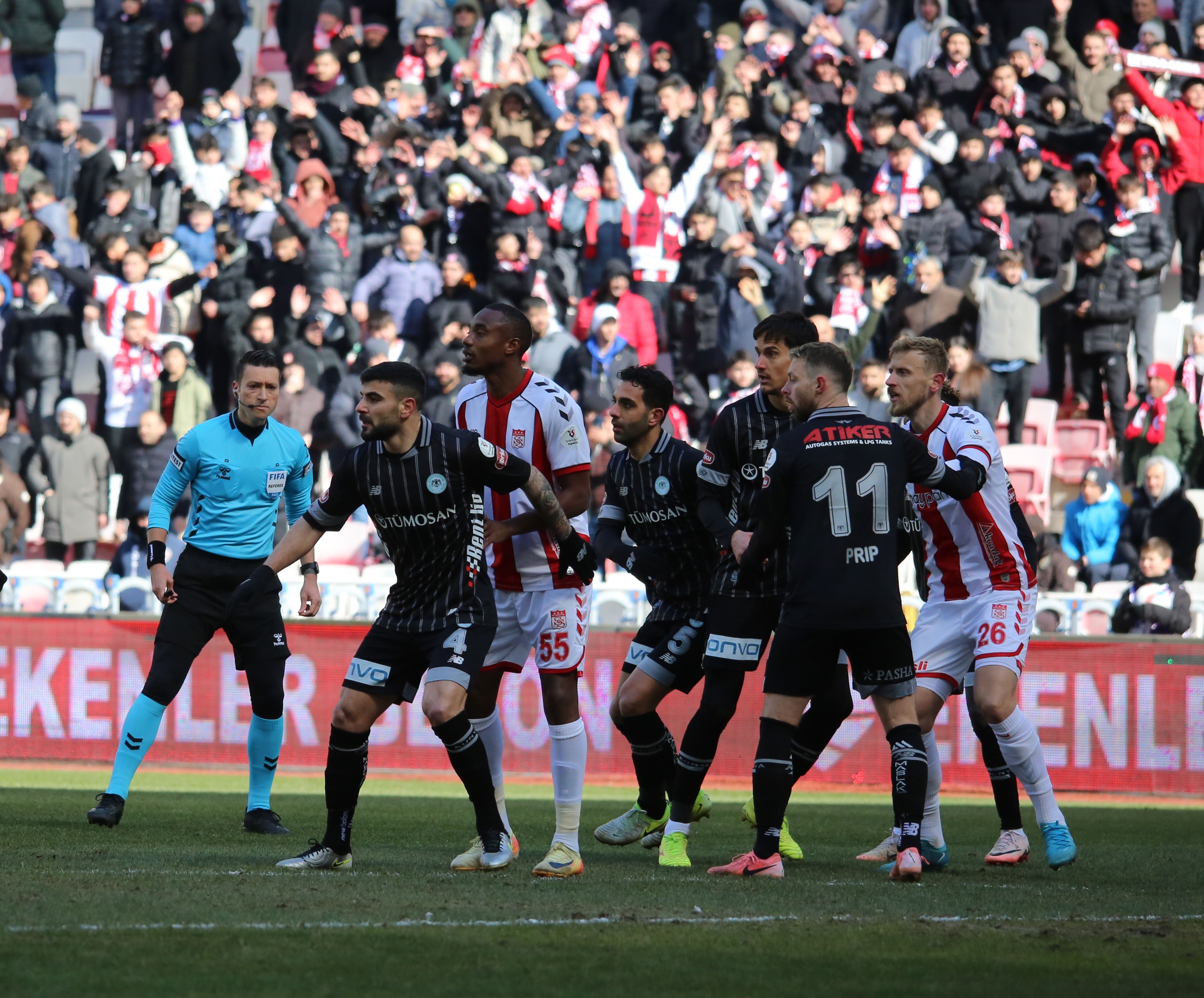 Konyaspor'u zor günler bekliyor. 10 kişi kalan Sivasspor'u yenemedi