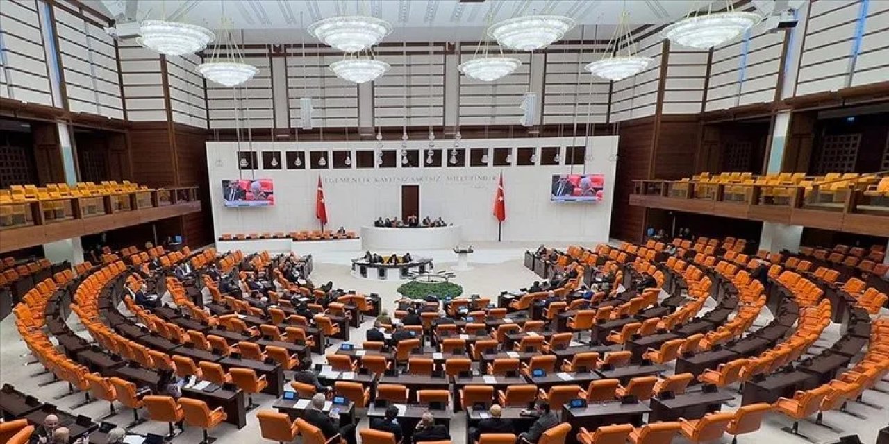 Mecliste tansiyon yükseldi. Konyalı vekillerin olduğu yere kolonya fırlattılar