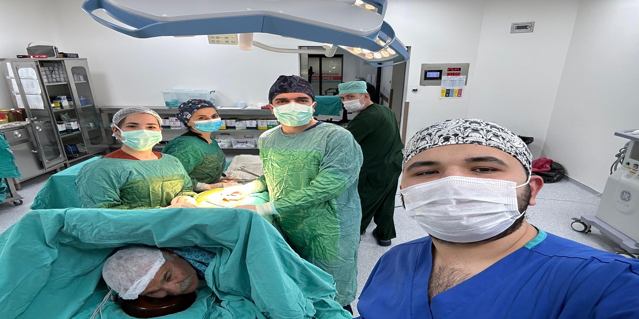Bu hastayı arabesk müzikle uyuşturup ameliyat ettiler