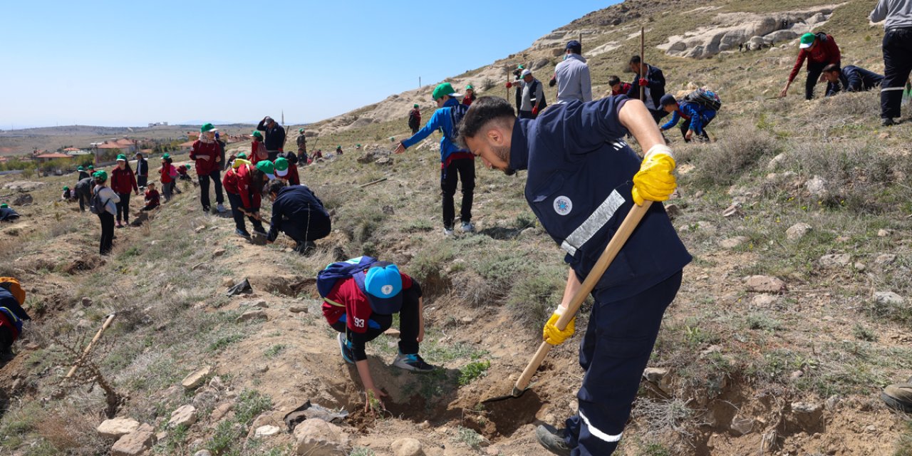 Selçuklu’da yeşil doku güçleniyor. 2 bin fidan toprakla buluştu