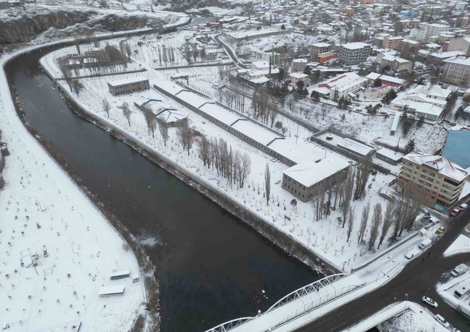 Nisan ayının ortasında kar yağışı sürüyor. Bu şehir beyaza büründü