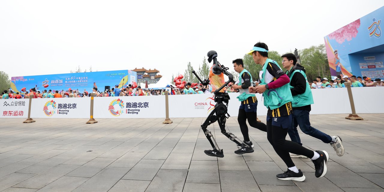 İnsanlar robotlara karşı koşu yarışı yaptı