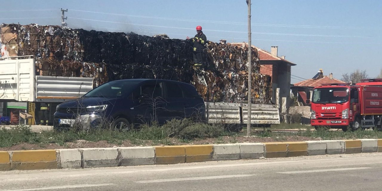 Konya'da hurda taşıyan TIR'da yangın