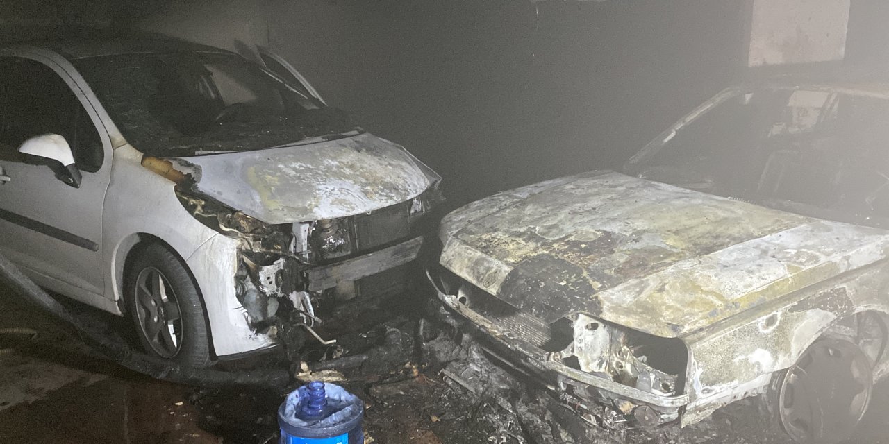 Konya'da sitenin otoparkında 2 otomobil yandı