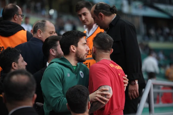Konyasporlu taraftarlardan Abdülkerim Bardakcı’ya büyük tepki! Umut Nayir araya girdi