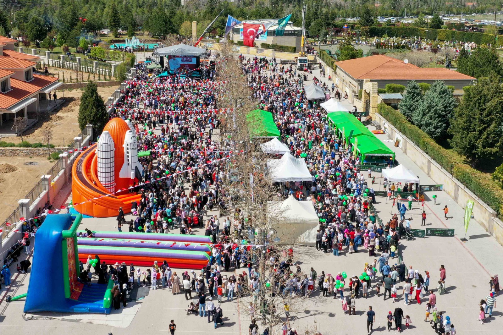 80 Binde Devr-i Alem Parkı'nda 23 Nisan rüzgarı