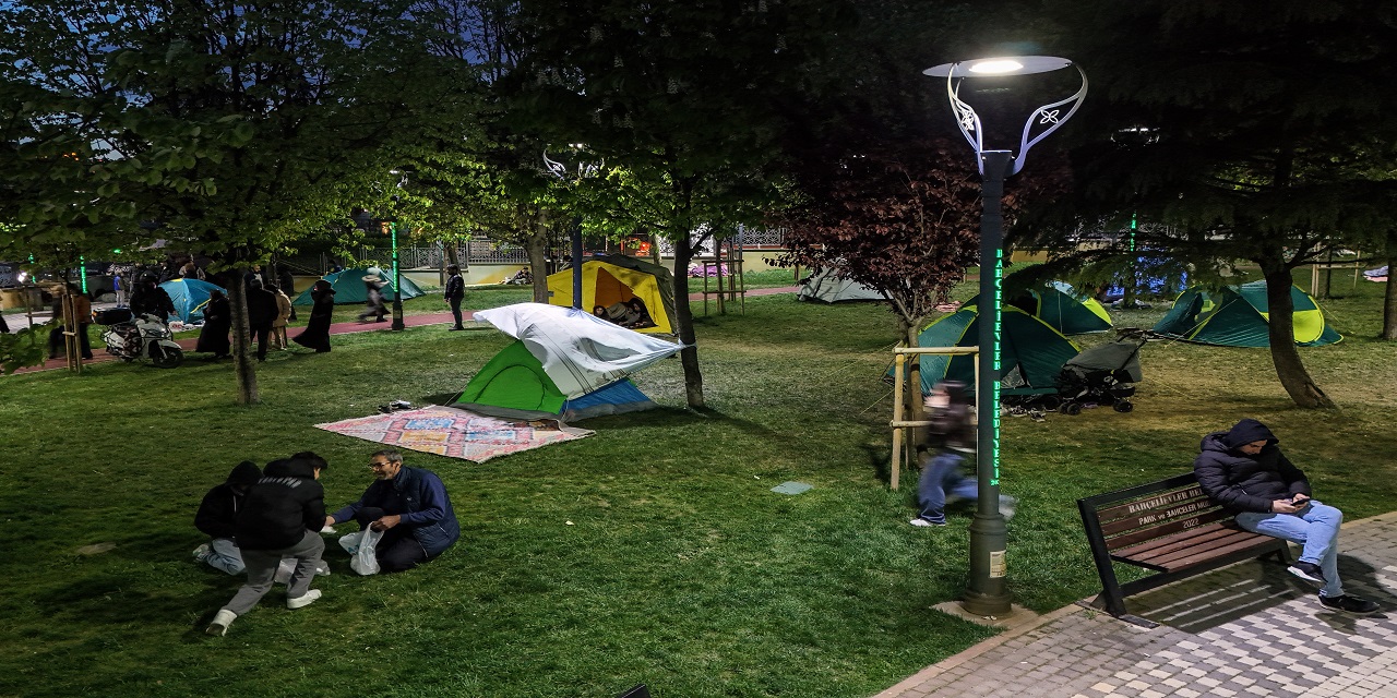 İstanbullular geceyi parkta kurdukları çadırlarda geçiriyor