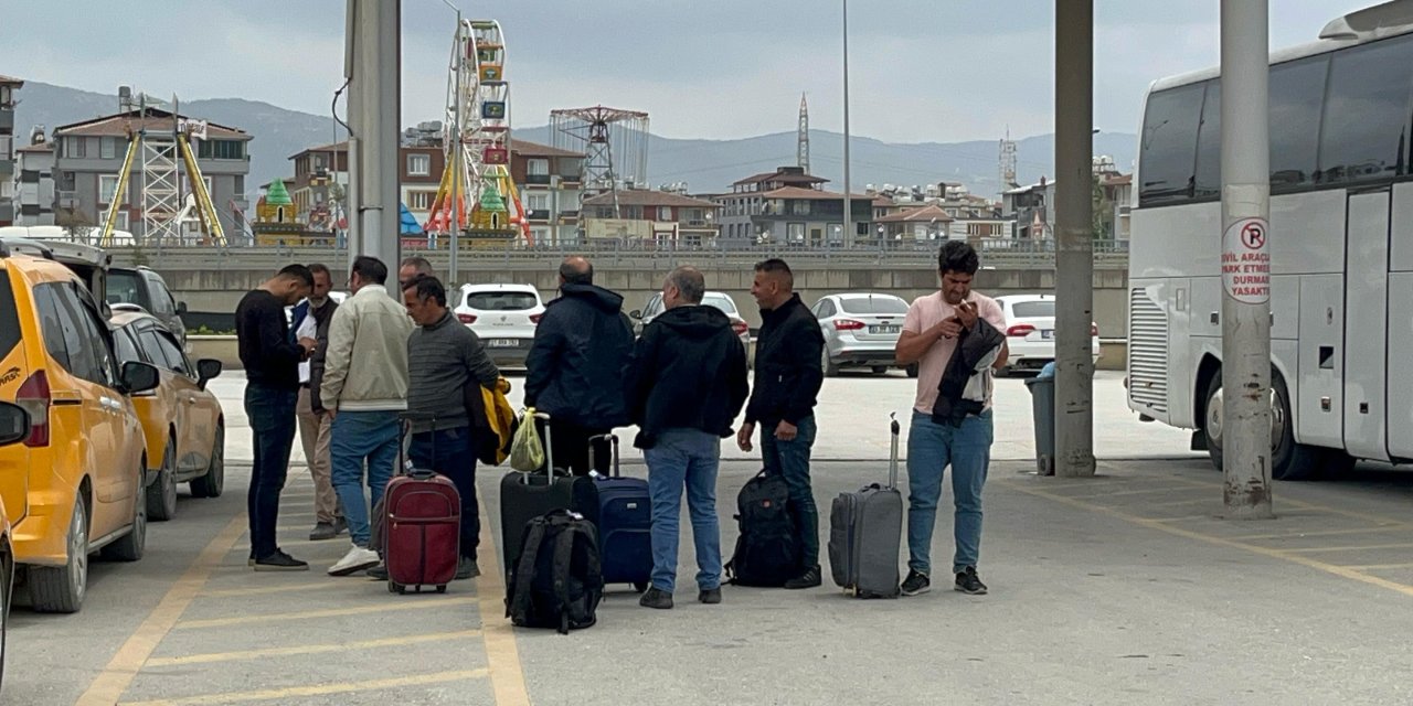 Hatay'da depremden kaçıp İstanbul'a sığınan afetzedeler korkuyla memleketlerine dönmeye başladılar