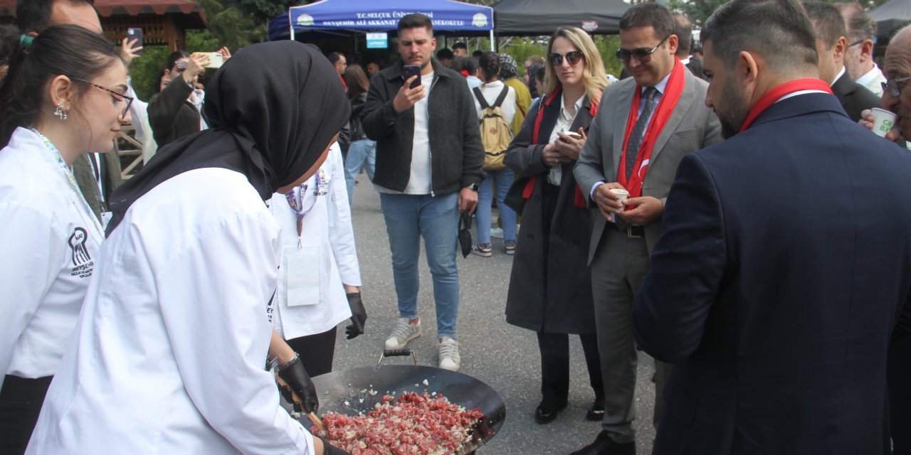 Beyşehir'deki festivalde yöresel lezzetler de görücüye çıkarıldı
