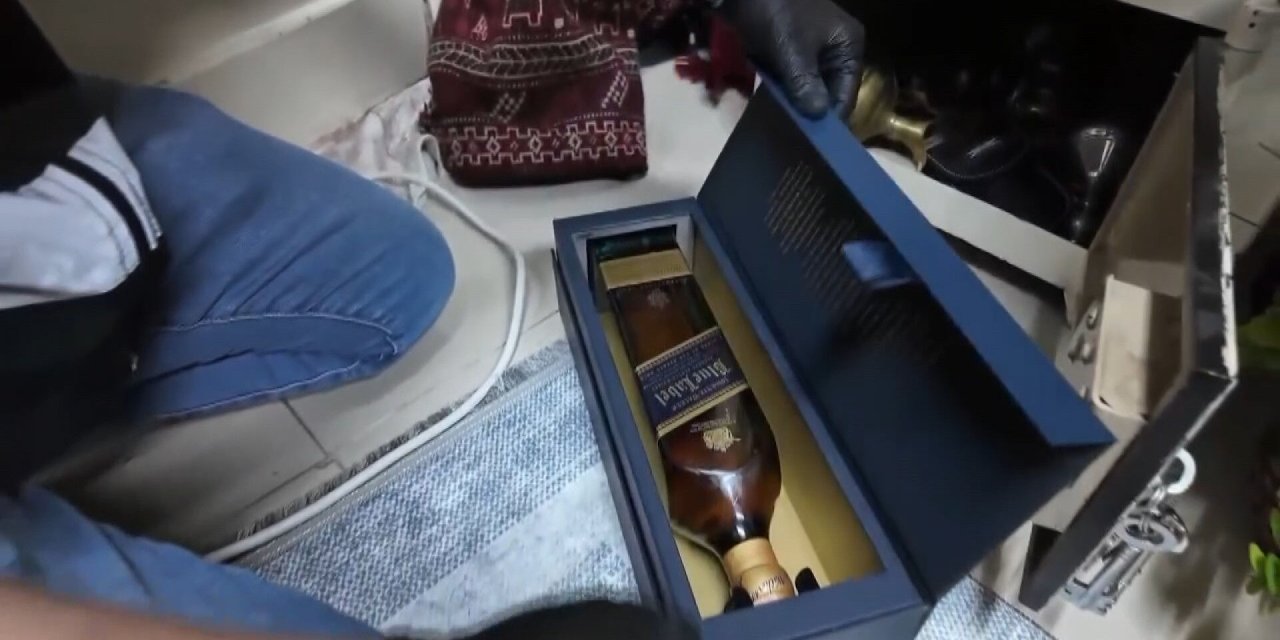 Büyü bozduğunu iddia eden sahtekar yakalandı! Evinden çıkanlar ekipleri şoke etti