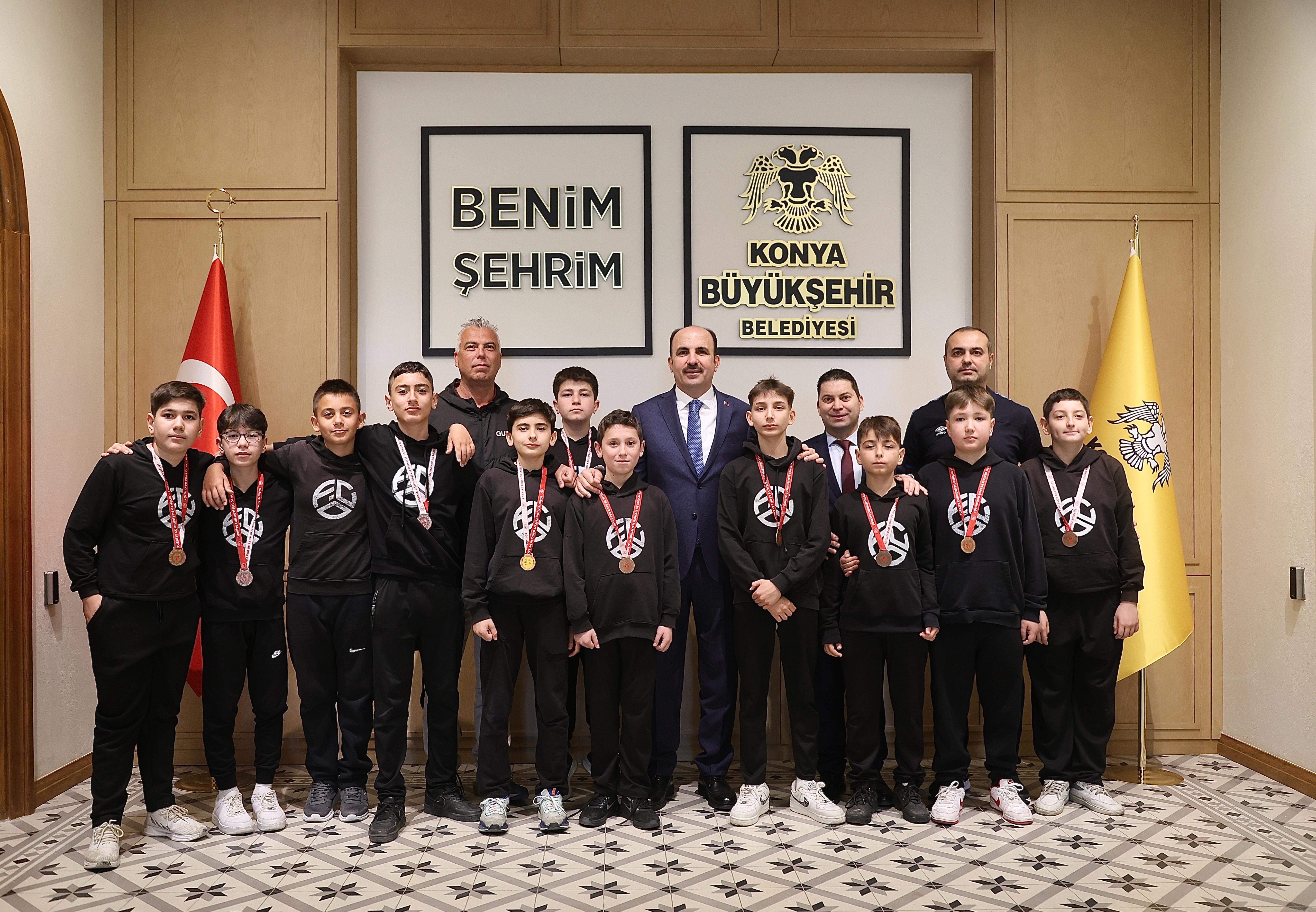 Şampiyon öğrencilerden Başkan Altay’a ziyaret